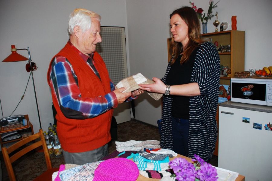 Vierka a Danka z Nízkoprahového denného centra obdarovali dôchodcov svojimi pletenými výrobkami, foto 2