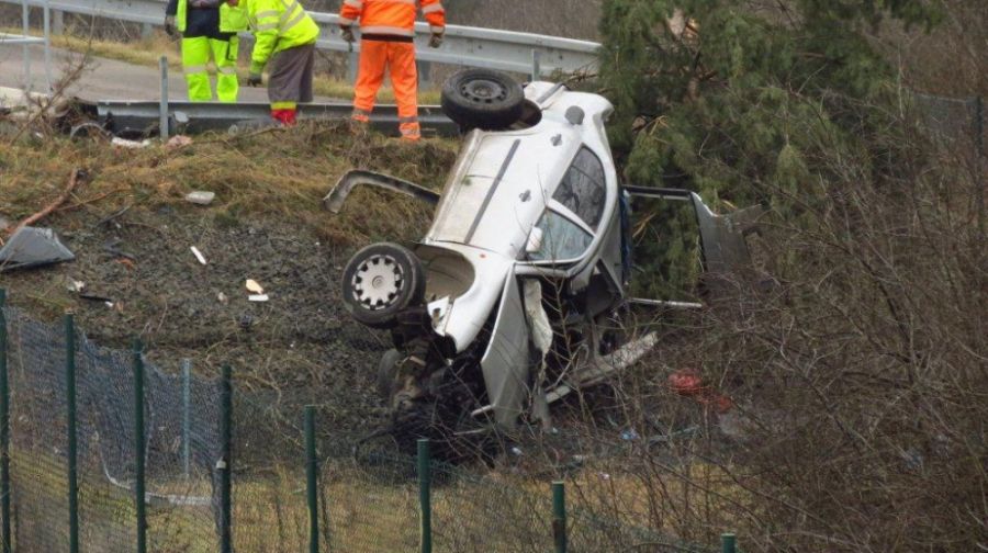 Tragická dopravná nehoda sa stala ráno, 21. 12. na D1 pri Dubnici nad Váhom, zomrel 22-ročný vodič, foto 1