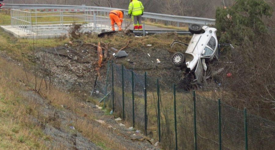 Tragická dopravná nehoda sa stala ráno, 21. 12. na D1 pri Dubnici nad Váhom, zomrel 22-ročný vodič, foto 2