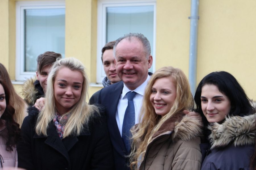 Prezident Andrej Kiska navštívil študentov SOŠ obchodu a služieb v Púchove, foto 1