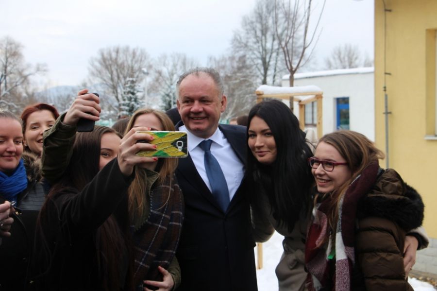 Prezident Andrej Kiska navštívil študentov SOŠ obchodu a služieb v Púchove, foto 2