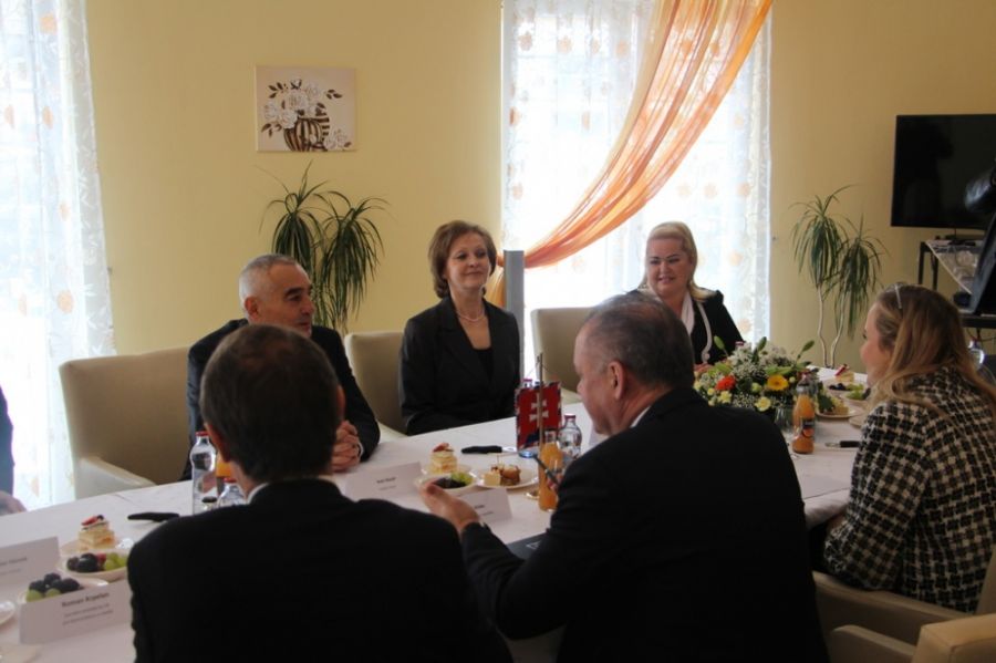 Prezident Andrej Kiska navštívil študentov SOŠ obchodu a služieb v Púchove, foto 3