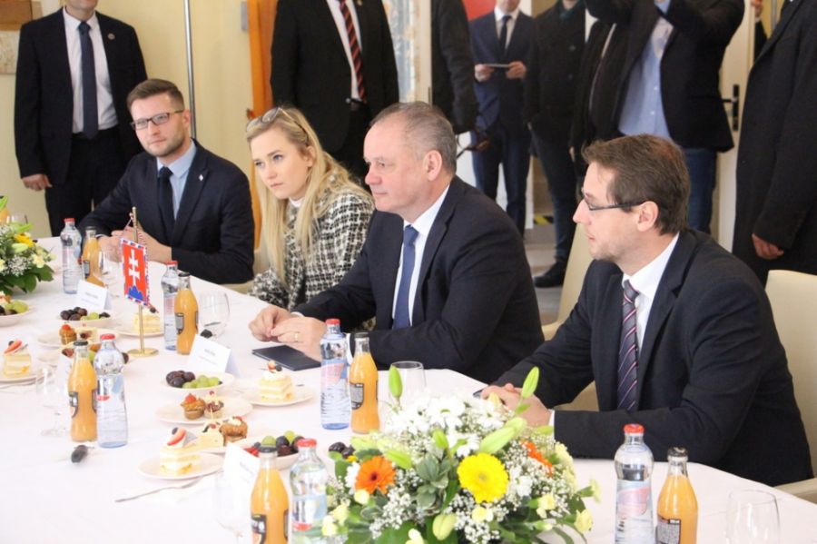 Prezident Andrej Kiska navštívil študentov SOŠ obchodu a služieb v Púchove, foto 4