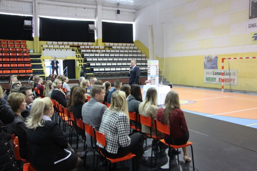 Prezident Andrej Kiska navštívil študentov SOŠ obchodu a služieb v Púchove, foto 7