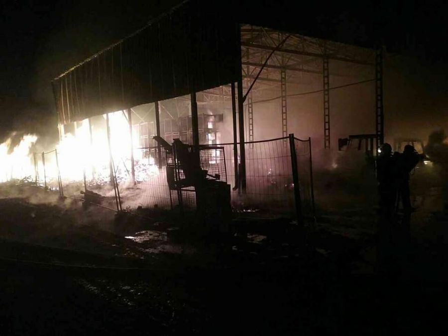 V Drietome horela veľká hala, požiar sa snažilo uhasiť takmer 30 hasičov z kraja, foto 1
