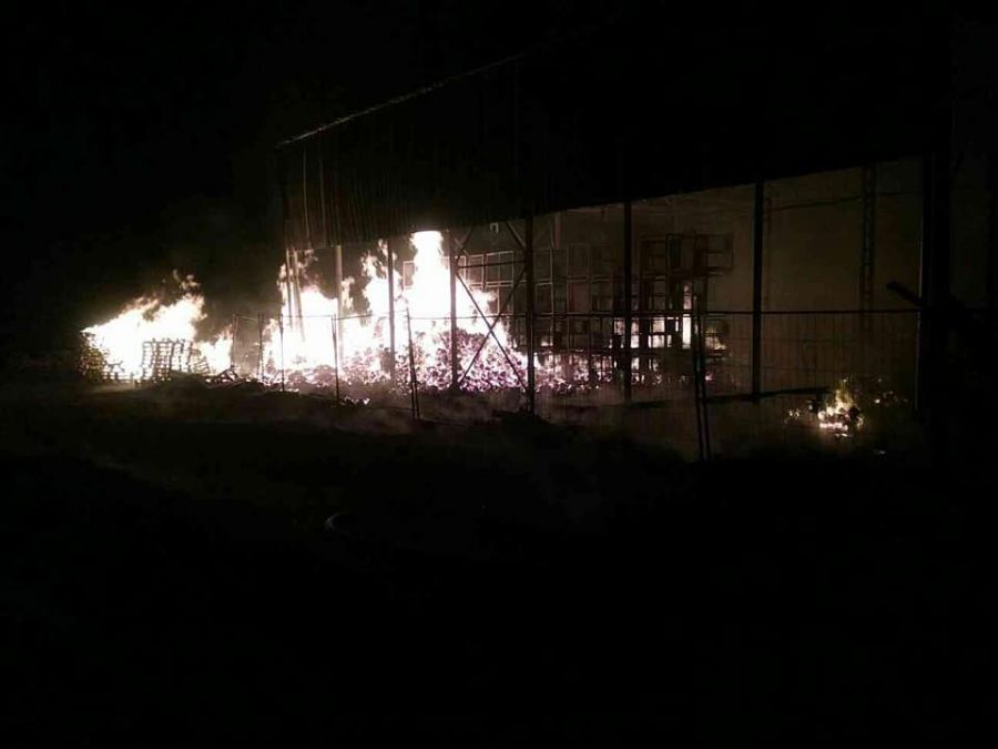 V Drietome horela veľká hala, požiar sa snažilo uhasiť takmer 30 hasičov z kraja, foto 2