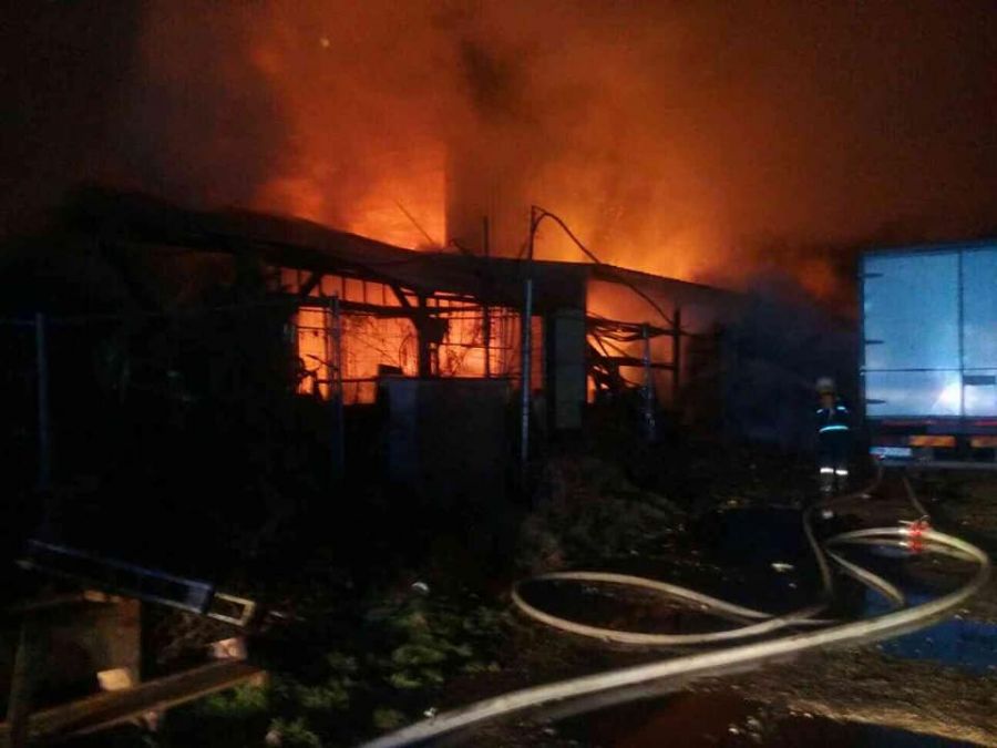 V Drietome horela veľká hala, požiar sa snažilo uhasiť takmer 30 hasičov z kraja, foto 3