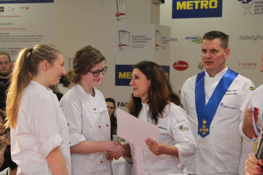 Ďalšie zlaté medaily priniesli študentky SOŠ OaS v Púchove z veľtrhu Danubius Gastro, foto 10