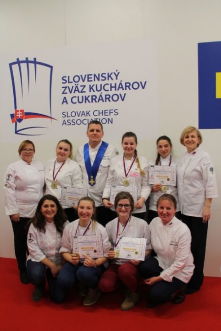 Ďalšie zlaté medaily priniesli študentky SOŠ OaS v Púchove z veľtrhu Danubius Gastro, foto 13