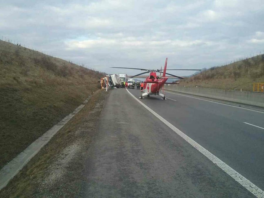 Leteckí záchranári zasahovali na D1 pri Považskej Bystrici, prevrátil sa tam kamión, foto 1