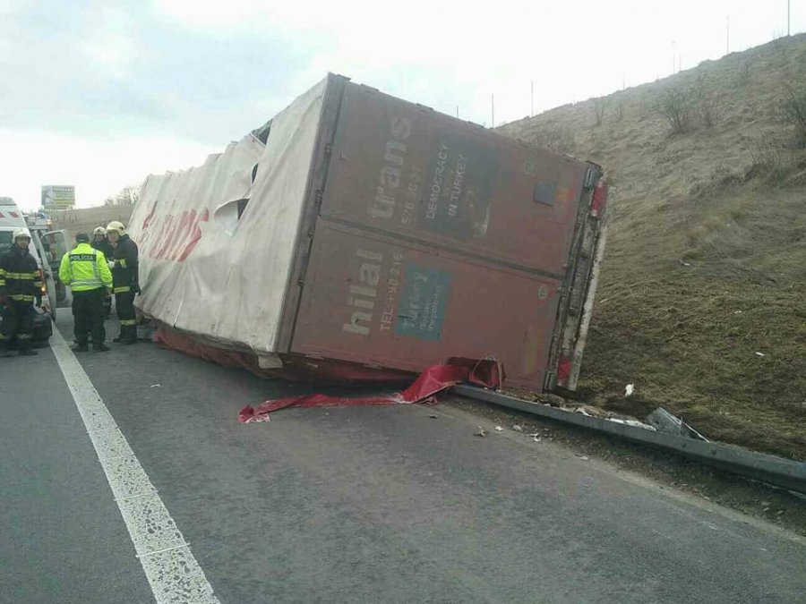 Leteckí záchranári zasahovali na D1 pri Považskej Bystrici, prevrátil sa tam kamión, foto 2
