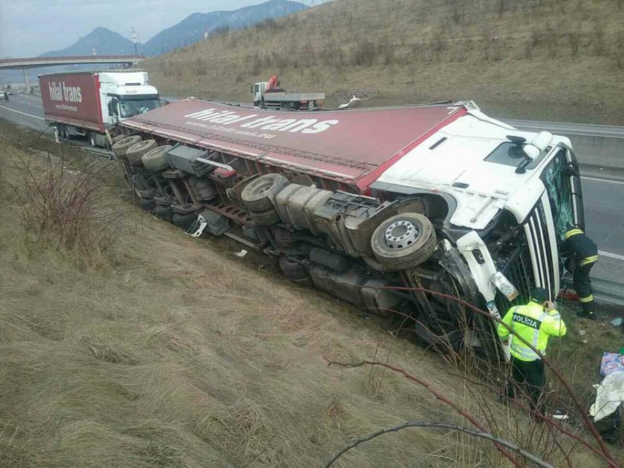 Leteckí záchranári zasahovali na D1 pri Považskej Bystrici, prevrátil sa tam kamión, foto 3
