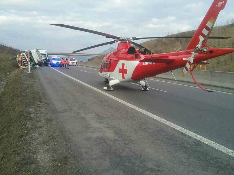 Leteckí záchranári zasahovali na D1 pri Považskej Bystrici, prevrátil sa tam kamión, foto 4
