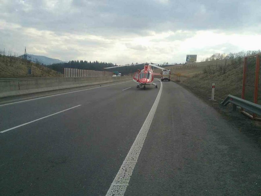 Leteckí záchranári zasahovali na D1 pri Považskej Bystrici, prevrátil sa tam kamión, foto 6