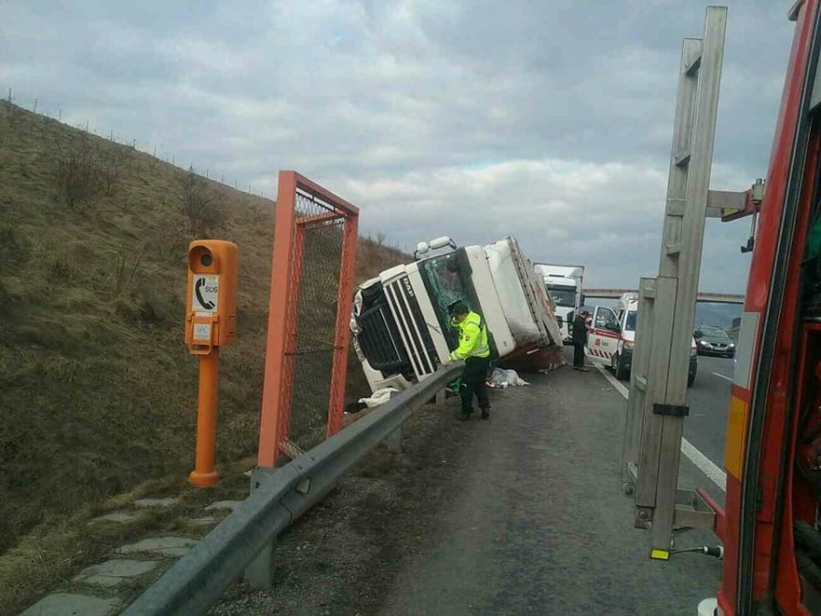 Leteckí záchranári zasahovali na D1 pri Považskej Bystrici, prevrátil sa tam kamión, foto 7