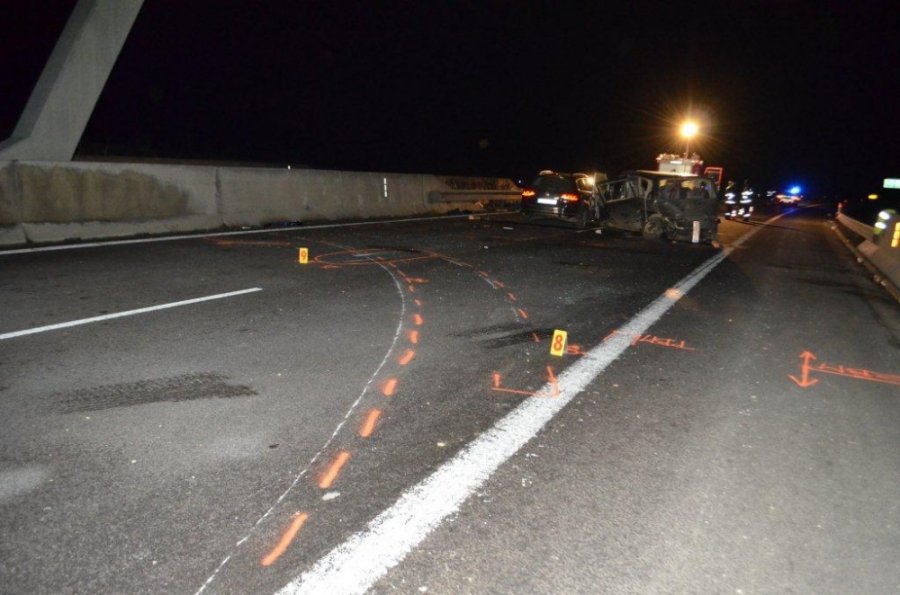 Na D1 došlo k tragickej dopravnej nehode, pri Beluši vyhasli 2 životy a zranilo sa 6 osôb, foto 1
