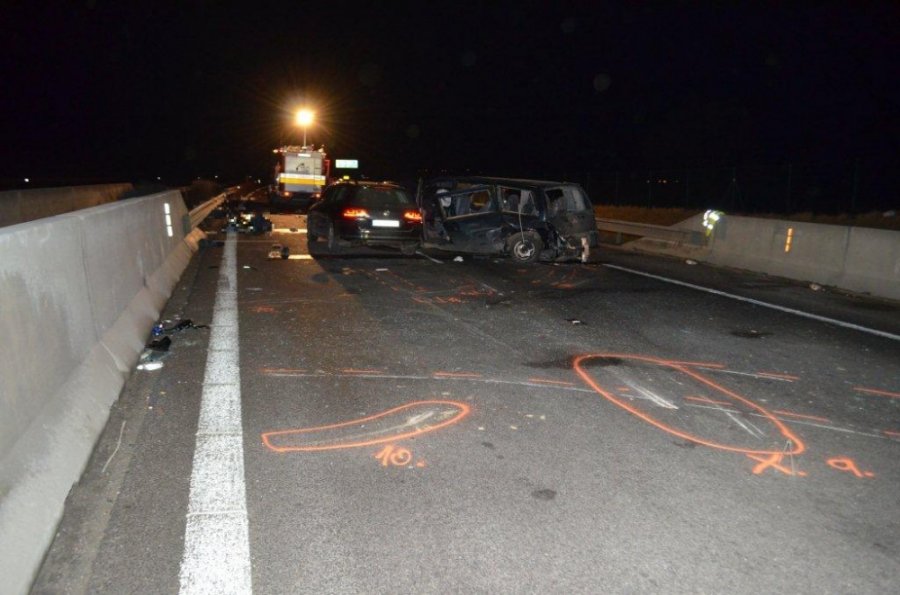 Na D1 došlo k tragickej dopravnej nehode, pri Beluši vyhasli 2 životy a zranilo sa 6 osôb, foto 2