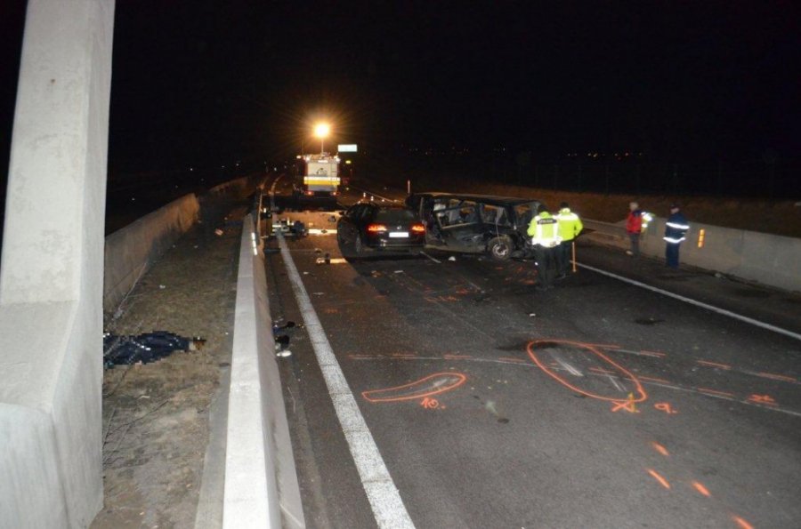 Na D1 došlo k tragickej dopravnej nehode, pri Beluši vyhasli 2 životy a zranilo sa 6 osôb, foto 3