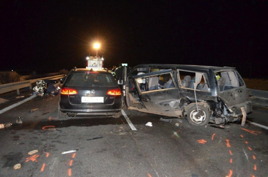 Na D1 došlo k tragickej dopravnej nehode, pri Beluši vyhasli 2 životy a zranilo sa 6 osôb, foto 4