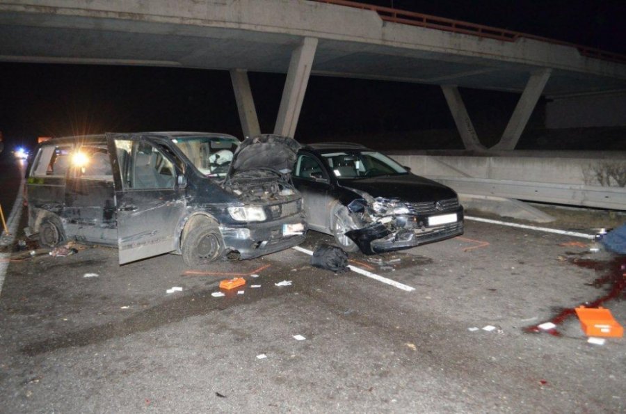 Na D1 došlo k tragickej dopravnej nehode, pri Beluši vyhasli 2 životy a zranilo sa 6 osôb, foto 5