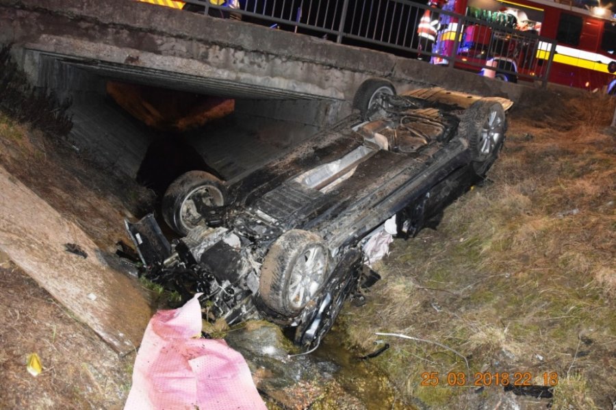 Po naháňačke na diaľnici pokračoval v rýchlej jazde a havaroval, 26-ročný vodič zahynul na mieste, foto 1
