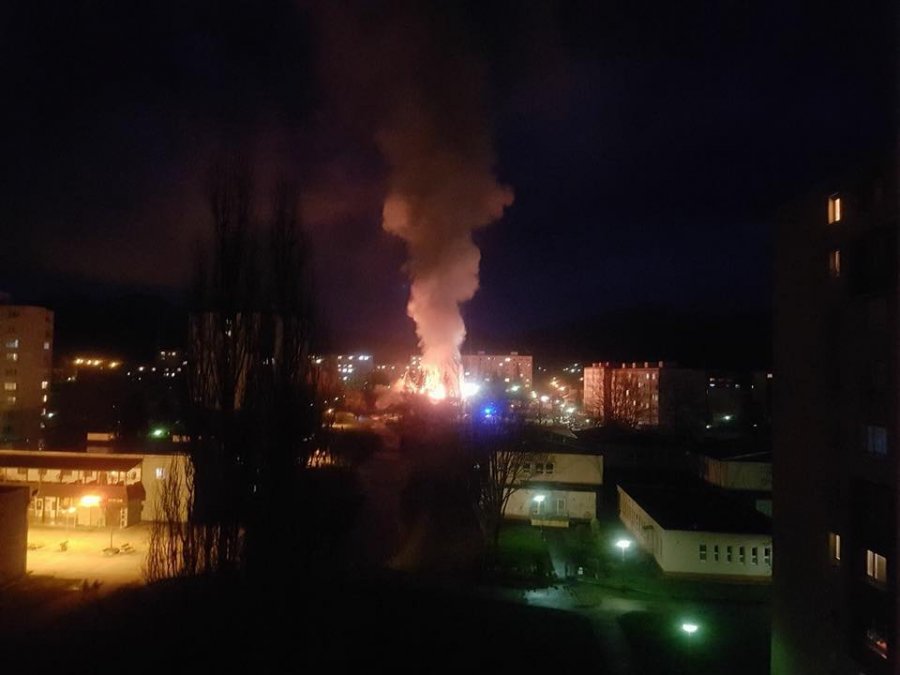 Hasiči celú noc zasahovali pri rozsiahlom požiari v Považskej Bystrici, horel bývalý Molimat na SNP, foto 1