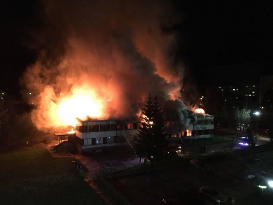 Hasiči celú noc zasahovali pri rozsiahlom požiari v Považskej Bystrici, horel bývalý Molimat na SNP, foto 2