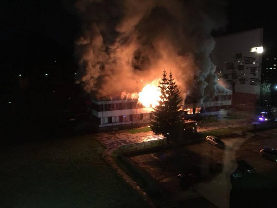 Hasiči celú noc zasahovali pri rozsiahlom požiari v Považskej Bystrici, horel bývalý Molimat na SNP, foto 5