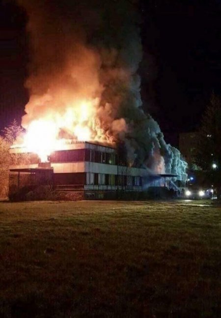 Hasiči celú noc zasahovali pri rozsiahlom požiari v Považskej Bystrici, horel bývalý Molimat na SNP, foto 6