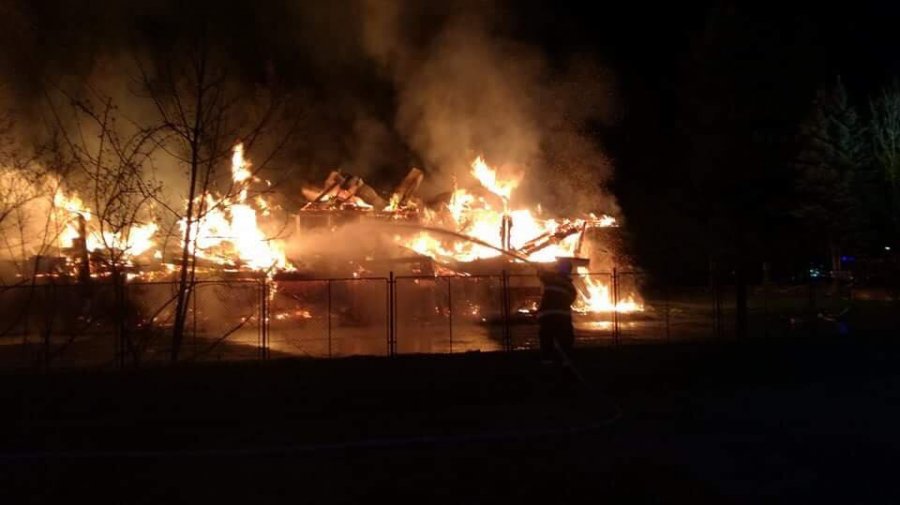 Hasiči celú noc zasahovali pri rozsiahlom požiari v Považskej Bystrici, horel bývalý Molimat na SNP, foto 7