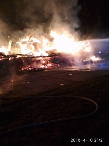 Hasiči celú noc zasahovali pri rozsiahlom požiari v Považskej Bystrici, horel bývalý Molimat na SNP, foto 8