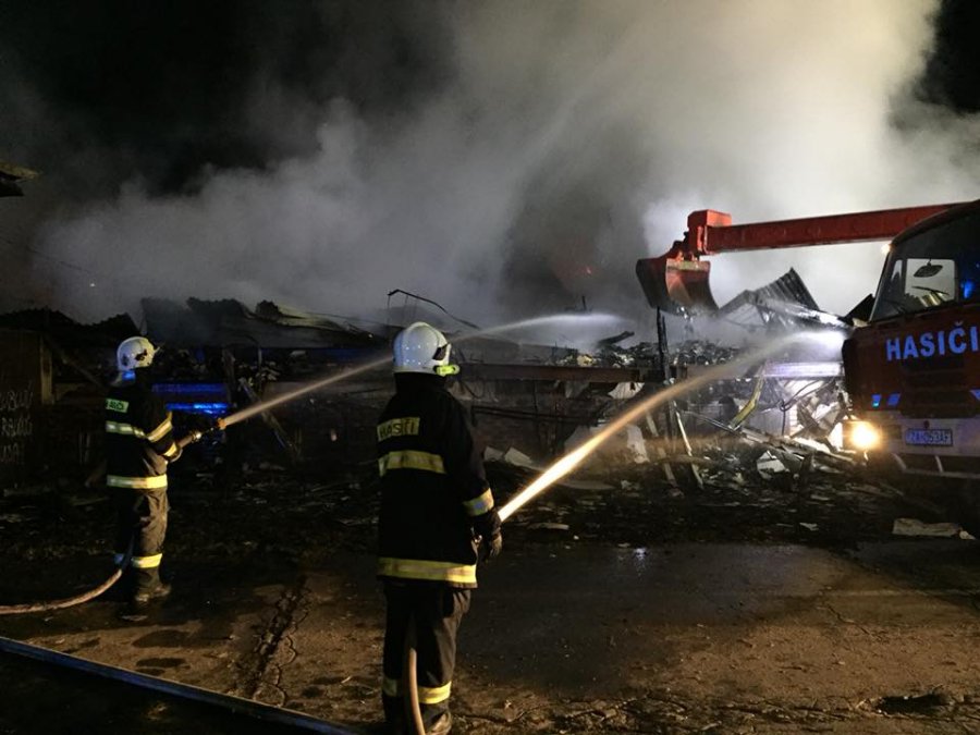 Hasiči celú noc zasahovali pri rozsiahlom požiari v Považskej Bystrici, horel bývalý Molimat na SNP, foto 9