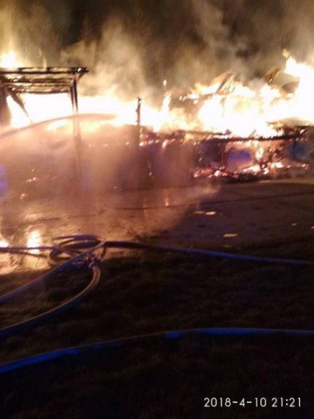 Hasiči celú noc zasahovali pri rozsiahlom požiari v Považskej Bystrici, horel bývalý Molimat na SNP, foto 10