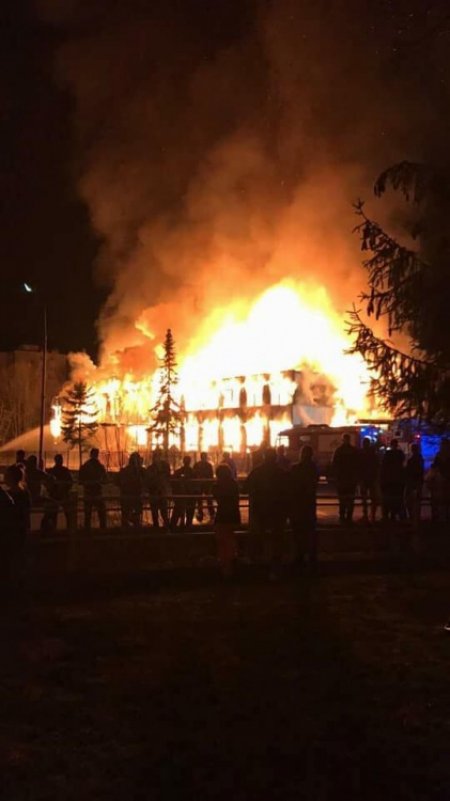 Hasiči celú noc zasahovali pri rozsiahlom požiari v Považskej Bystrici, horel bývalý Molimat na SNP, foto 11