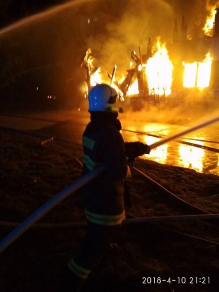 Hasiči celú noc zasahovali pri rozsiahlom požiari v Považskej Bystrici, horel bývalý Molimat na SNP, foto 12