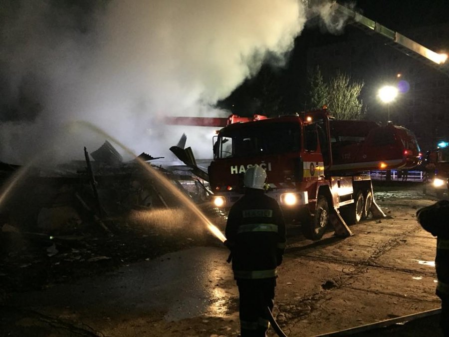 Hasiči celú noc zasahovali pri rozsiahlom požiari v Považskej Bystrici, horel bývalý Molimat na SNP, foto 16