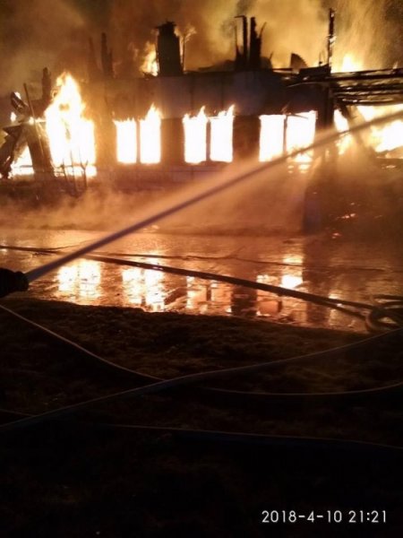 Hasiči celú noc zasahovali pri rozsiahlom požiari v Považskej Bystrici, horel bývalý Molimat na SNP, foto 13