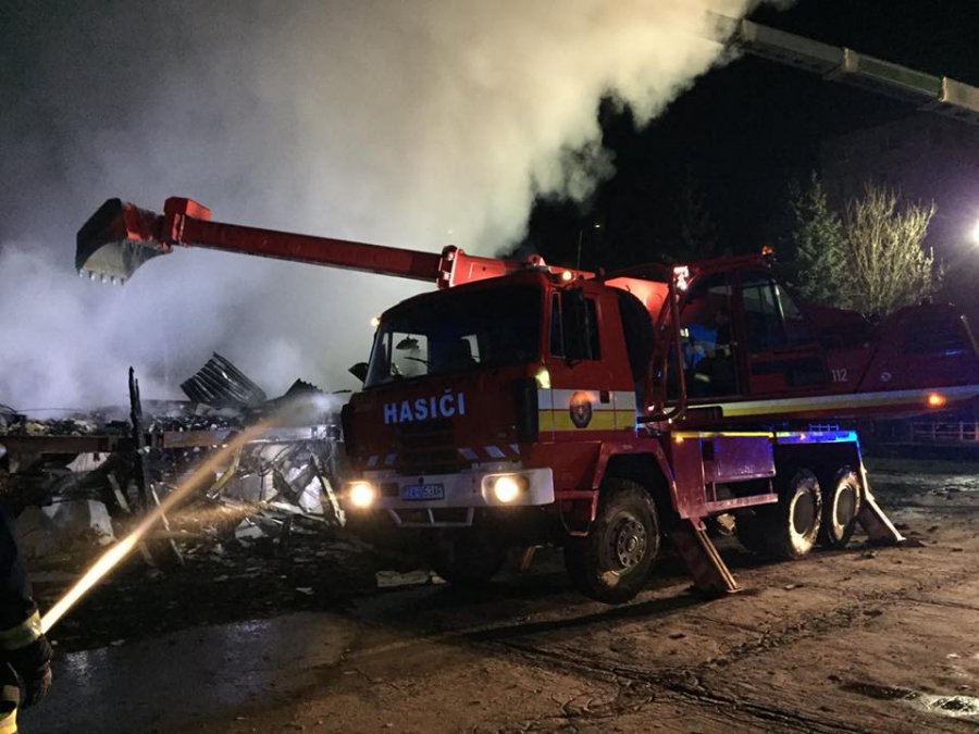 Hasiči celú noc zasahovali pri rozsiahlom požiari v Považskej Bystrici, horel bývalý Molimat na SNP, foto 14