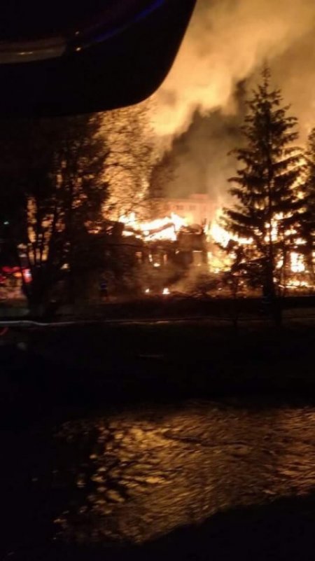 Hasiči celú noc zasahovali pri rozsiahlom požiari v Považskej Bystrici, horel bývalý Molimat na SNP, foto 15