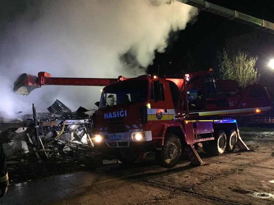 Hasiči celú noc zasahovali pri rozsiahlom požiari v Považskej Bystrici, horel bývalý Molimat na SNP, foto 17