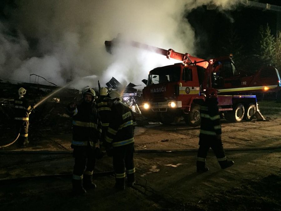 Hasiči celú noc zasahovali pri rozsiahlom požiari v Považskej Bystrici, horel bývalý Molimat na SNP, foto 18