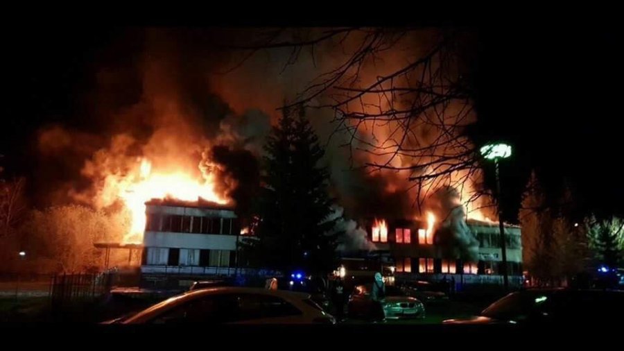 Hasiči celú noc zasahovali pri rozsiahlom požiari v Považskej Bystrici, horel bývalý Molimat na SNP, foto 19