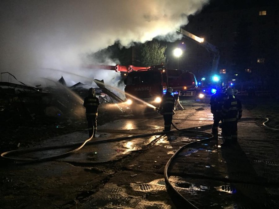 Hasiči celú noc zasahovali pri rozsiahlom požiari v Považskej Bystrici, horel bývalý Molimat na SNP, foto 20