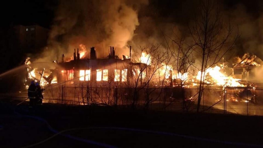 Hasiči celú noc zasahovali pri rozsiahlom požiari v Považskej Bystrici, horel bývalý Molimat na SNP, foto 21