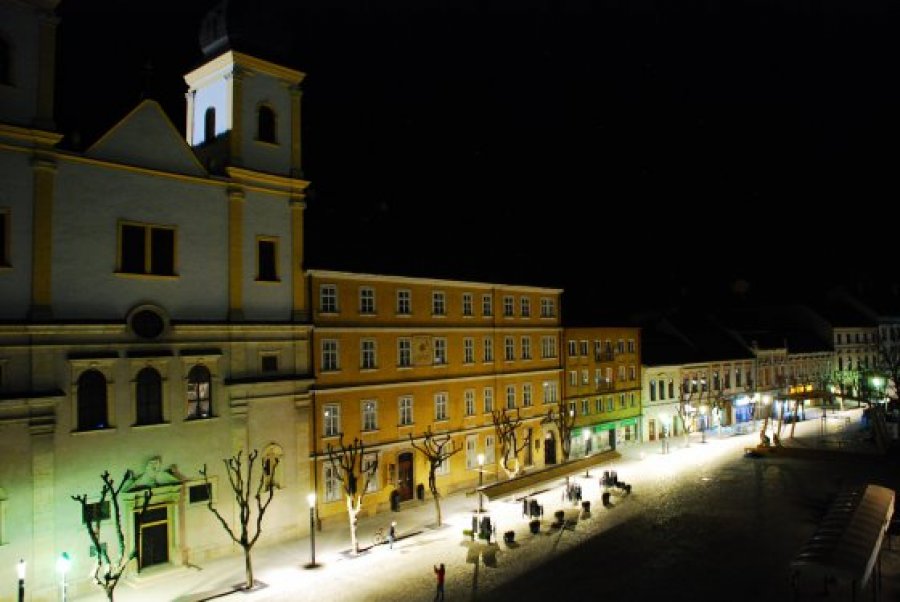 Práce na rekonštrukcii Mierového námestia sa blížia ku koncu, dokonca už funguje aj nové osvetlenie, foto 1