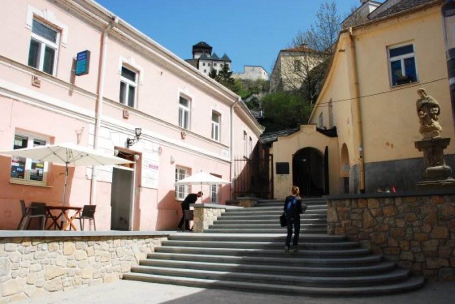 Práce na rekonštrukcii Mierového námestia sa blížia ku koncu, dokonca už funguje aj nové osvetlenie, foto 3