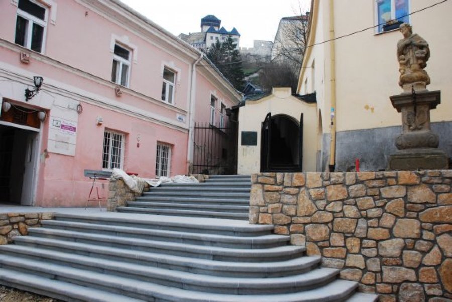 Práce na rekonštrukcii Mierového námestia sa blížia ku koncu, dokonca už funguje aj nové osvetlenie, foto 5