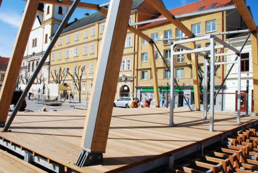 Práce na rekonštrukcii Mierového námestia sa blížia ku koncu, dokonca už funguje aj nové osvetlenie, foto 6