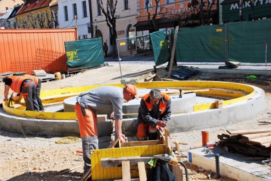 Práce na rekonštrukcii Mierového námestia sa blížia ku koncu, dokonca už funguje aj nové osvetlenie, foto 7
