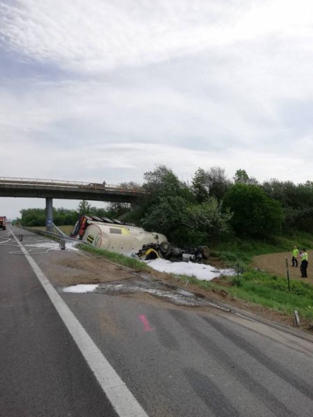 Diaľnica D1 pri Ilave je uzavretá, na mieste havarovala cisterna a hrozí výbuch, foto 1